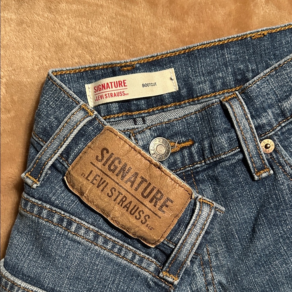 Levi's Signature Bootcut Blue Jeans - Picture 2 of 3